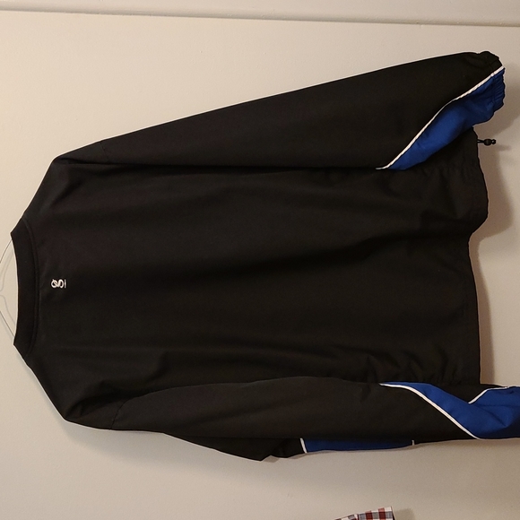 Pistons V-neck Windshirt - Picture 8 of 10